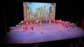 Le ballet de l'Opéra national d'Ukraine en répétition de son spectacle "Don Quichotte" avant une représentation au Palais des Festivals de Cannes fin juillet 2023.