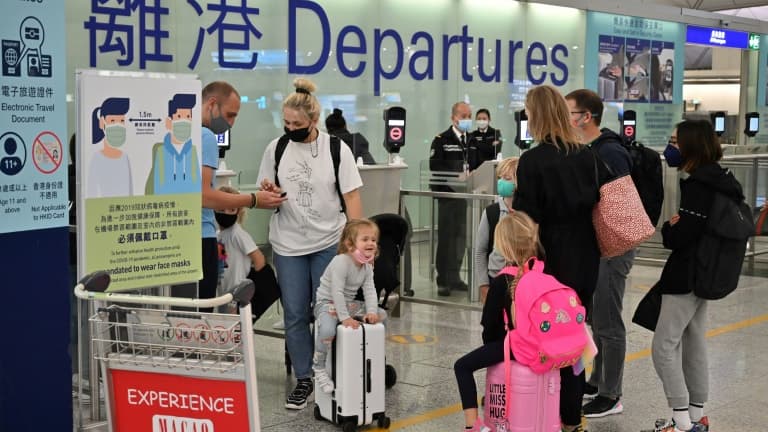 Des familles d'expatriés sur le départ à l'aéroport de Hong Kong, le 8 mars 2022