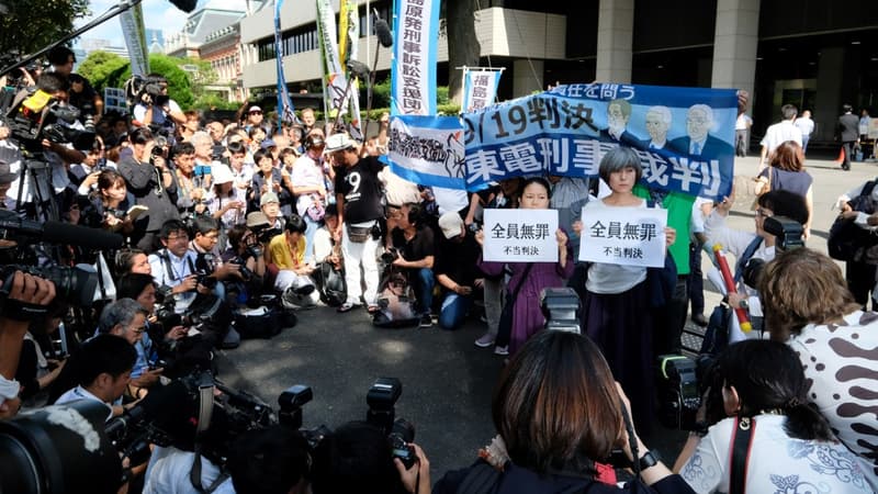 Des activistes manifestent devant le tribunal de Tokyo après l'acquittement des trois responsables de Tepco