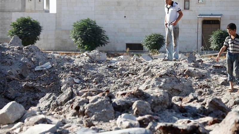 A Azaz, une localité syrienne pilonnée lundi matin par un avion de chasse des forces de Bachar al Assad. L'armée syrienne a poursuivi lundi sa stratégie de punition collective dans les quartiers sunnites hostiles au président en envoyant des bulldozers. /