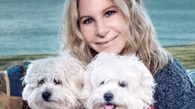 Barbra Streisand et ses deux chiennes, Miss Violet et Miss Scarlett.