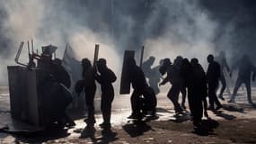 Affrontements entre la police et les manifestants lors du quatrième jour d'émeutes et de conflit à Santiago de Chile, au Chili