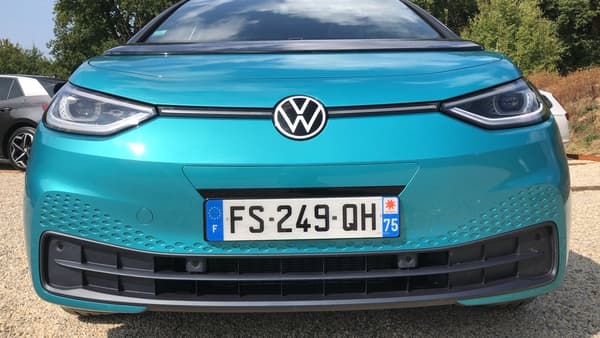 A la place d'une bande chromée dans la calandre, Volkswagen a installé une bande lumineuse. Les designers ont aussi voulu des phares ronds, pour rendre plus humaine la face avant de l'ID.3.