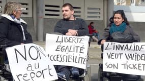 Une dizaine de personnes handicapées, en fauteuil roulant, ont manifesté samedi contre le report de la loi sur l'accessibilité des lieux publics à tous.