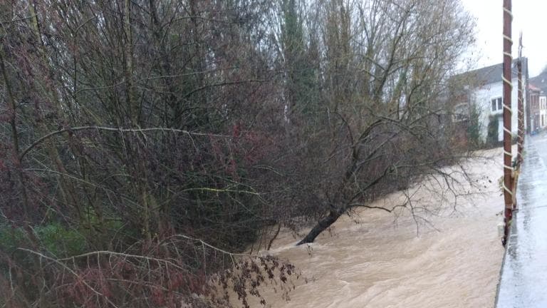 La hausse du niveau de l'eau quai du Blequin à Lumbres (Pas-de-Calais) le 02/01/2024.