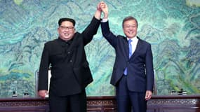 Le leader nord-coréen Kim Jong Un et son homologue de la Corée du Sud Moon Jae-in, le 27 avril 2018.