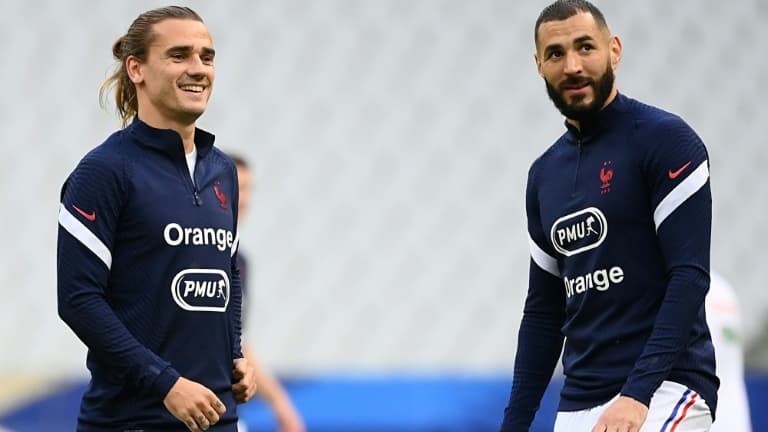 Les attaquants Antoine Griezmann et Karim Benzema, à l'échauffement avant le match amical contre la Bulgarie, le 8 juin 2021 au Stade de France à Saint-Denis, dernier match de préparation avant l'Euro 2020.