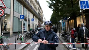 La police a bouclé le périmètre autour du siège de Libération, dans le IIIe arrondissement, lundi.