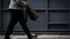 Un élève avec un sac.