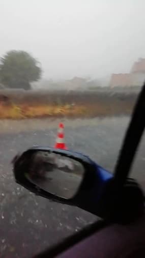 Puy-de-Dôme : Le Crest sous la pluie et la grêle - Témoins BFMTV
