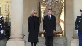 Emmanuel et Brigitte Macron observent la minute de silence en hommage à Mayotte, depuis l'Élysée