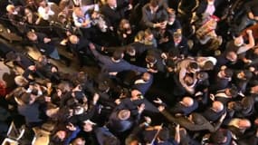 Un homme a sauté sur Éric Zemmour avant de l'attraper par le cou, avant le début de son discours dimanche 5 décembre 2021