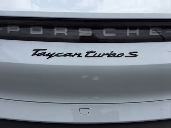Pour atteindre de telles performances, la Taycan Turbo S affiche aussi un moteur équivalent à 625 chevaux avec une batterie de 93,4 kWh. Autant dire un monstre. Pour atteindre de telles performances, la Taycan Turbo S affiche aussi un moteur équivalent à 625 chevaux avec une batterie de 93,4 kWh. Autant dire un monstre.