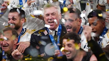 Carlo Ancelotti célèbre le sacre du Real Madrid en Ligue des champions avec ses joueurs, 1er juin 2024
