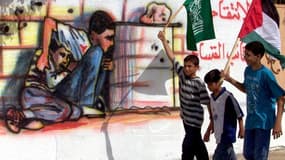 Un graffiti représentant Mohammed al Doura, un jeune palestinien mort dans les bras de son père lors de tirs croisés entre l'armée israélienne et des activistes palestiniens au début de la seconde "intifada", à Gaza. Les autorités israéliennes ont exigé d