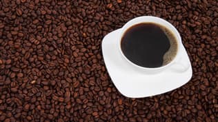 Une tasse de café et des grains de café (photo d'illustration).