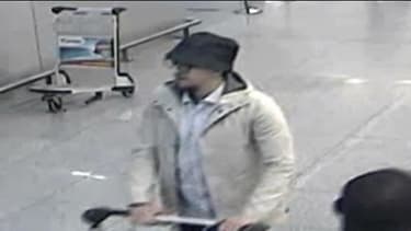 Mohamed Abrini serait bien le troisième homme de l'aéroport de Bruxelles, "l'homme au chapeau", a annoncé le parquet fédéral belge ce samedi.