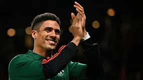 Raphaël Varane acclamé par les fans de United pour sa dernière apparition à Old Trafford, le 15 mai 2024.