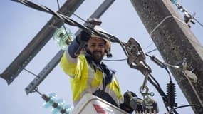 Un employé d'Enedis répare une ligne haute-tension à Sarzeau vendredi 2 octobre 2020, après le passage de la tempête Alex sur la Bretagne - photo d'illustration