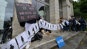 Un collectif de victimes de Joël Le Scouarnec le 28 mai 2025 devant la cour criminelle du Morbihan à Vannes. 