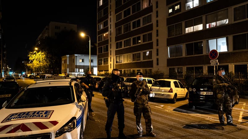 Des membres des forces de l'ordre patrouillent à Lyon après qu'un prête orthodoxe a été gravement blessé par balle, samedi 31 octobre 2020
