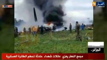 Capture d'écran d'images diffusées par la chaîne de télévision algérienne Ennahar, montrant l'avion militaire qui s'est écrasé le 11 avril 2018 peu après son décollage de la base aérienne de Boufarik, à une trentaine de km au sud d'Alger -