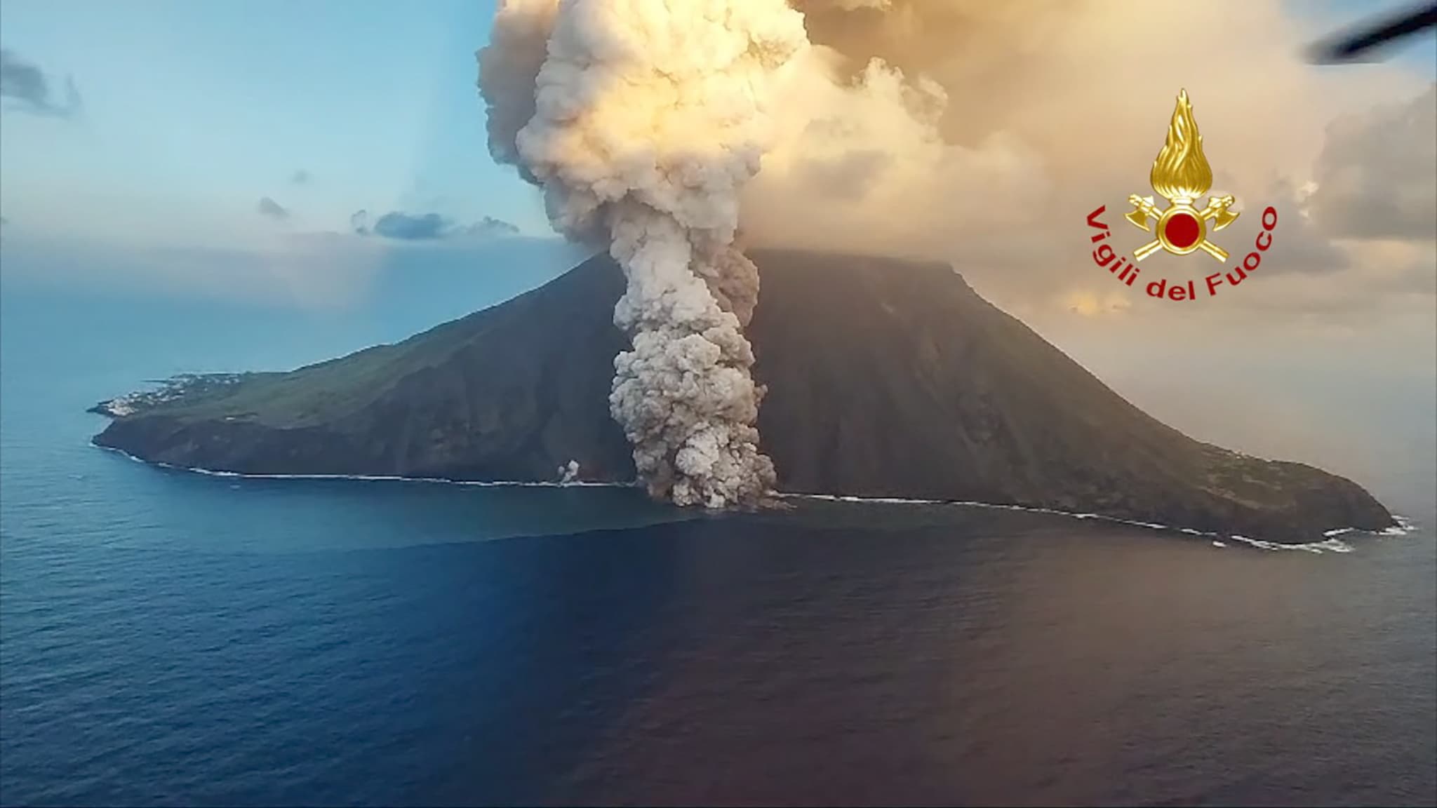 Une épaisse fumée se dégage du volcan Stromboli en Sicile, le 5 juillet 2024 Une épaisse fumée se dégage du volcan Stromboli en Sicile, le 5 juillet 2024