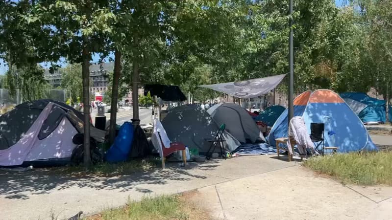 Une cinquantaine de personnes sont présentes sur la place de l'Étoile à Strasbourg, le 15 juin 2023. 