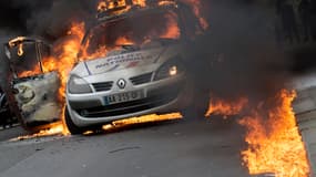 La voiture de police incendiée en mai 2016 quai de Valmy à Paris.