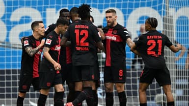 Les joueurs du Bayer Leverkusen célébrant le but de Robert Andrich contre Augsburg, le 18 mai 2024