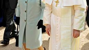 Accueilli par la reine Elizabeth II à son arrivée en Ecosse, le pape Benoît XVI a regretté jeudi le manque de vigilance de l'Eglise catholique pendant des décennies en matière de pédophilie, l'un des principaux sujets pesant sur sa visite d'Etat au Royaum