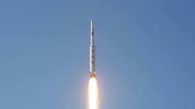Photo fournie le 7 février 2016 par l'agence officielle nord-coréenne Kcna montrant le décollage d'une fusée emportant un satellite depuis un endroit non précisé