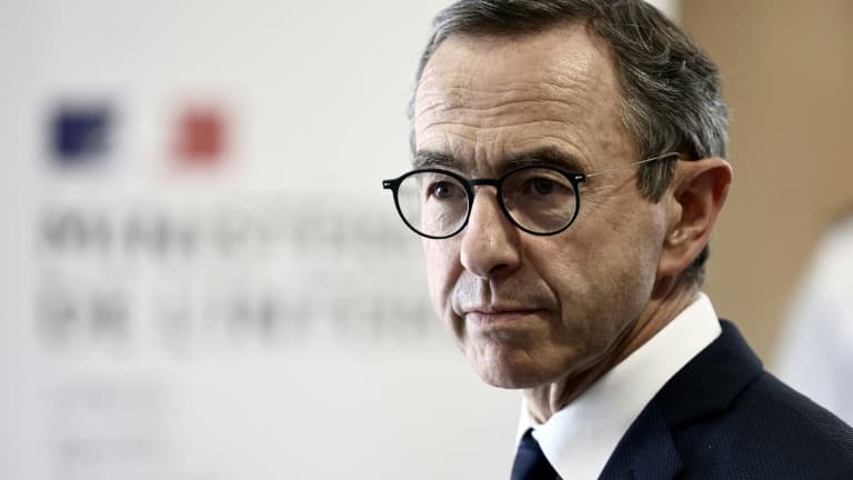 Le ministre français de l'Intérieur Bruno Retailleau lors d'une conférence de presse au commissariat du 20e arrondissement de Paris, le 24 juillet 2025