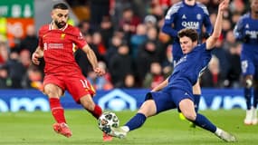 Le Portugais Joao Neves en train de tacler Mohamed Salah lors de Liverpool-PSG en Ligue des champions, le 11 mars 2025