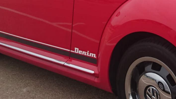 La version Denim en rouge Tornado avec les belles jantes Graphite Circle La version Denim en rouge Tornado avec les belles jantes Graphite Circle