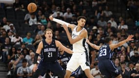 La passe aveugle de Victor Wembanyama pour Malaki Branham lors du match de pré-saison San Antonio-Orlando (107-97), le 9 octobre 2024