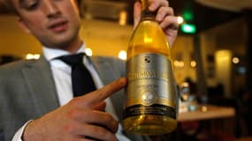 Charles Gaudfroy, gérant d'un restaurant français à Pékin, présente une contrefaçon: vin blanc sec "Romanee-Conti" (sic) en "appellation Côteaux du Languedoc contrôlée" et "mis en Montpellier" (re-sic) par un certain "Lafei Group" dont le logo reproduit l