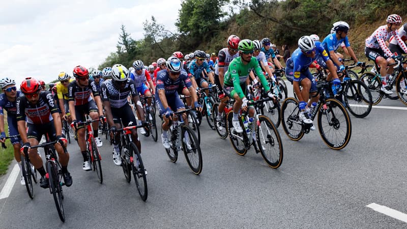 Tour de France: le peloton s'arrête une minute pour protester contre les conditions de course