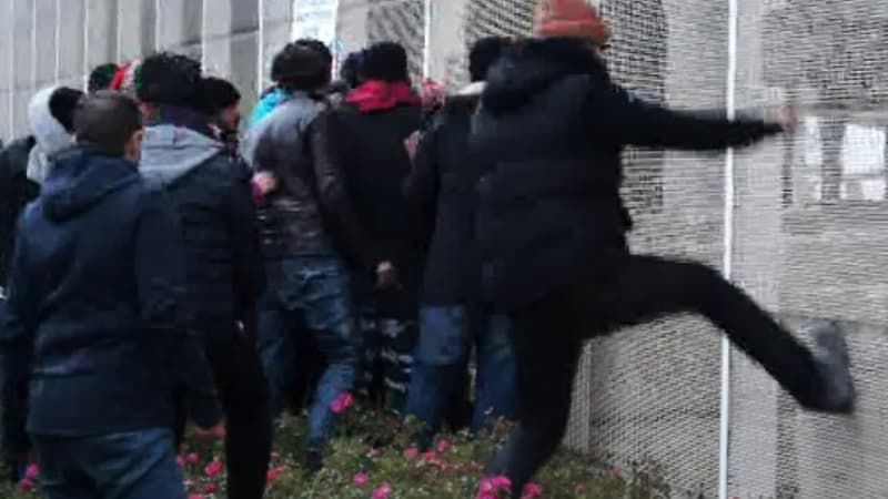 Capture d'écran d'une video de Taranis News en date du 24 janvier 2016, de migrants défonçant une clôture pour monter sur un ferry à Calais.
