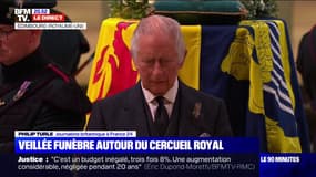 Le public continue de défiler devant le cercueil d'Elizabeth II pendant que la famille royale se recueille