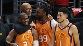 La joie de Chris Paul (n°3), Jae Crowder (99) et Devin Booker (1) avec leur entraîneur Monty Williams
