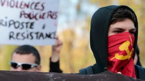 Manifestants sur la place Stalingrad, à Paris, dimanche 2 novembre.