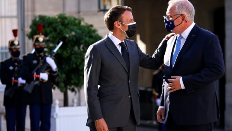 Le président français Emmanuel Macron saluant le Premier ministre australien Scott Morrison le 15 juin 2021 dans la cour de l'Elysée