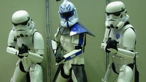 Star Wars est surtout une franchise qui compte des millions de fans dans le monde, comme ces trois personnes déguisés en soldats de l'empire