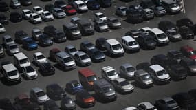 Voitures stationnées sur un parking de Saint-Nazaire, le 5 juillet 2022. Image d'illustration.