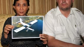 Susi Pudji Astuti tient la photo d'un Pilatus PC-6 en 2012. C'est ce même modèle qui s'est crashé ce 19 juin au Portugal. (Photo d'illustration)