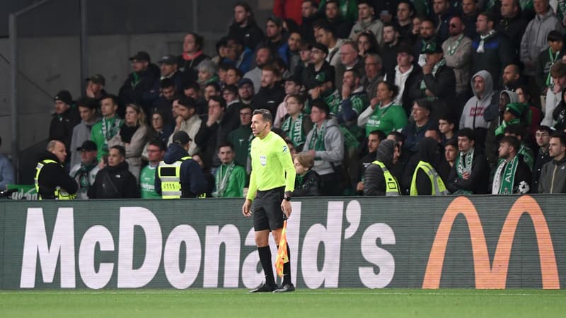 Le "doliprane" miracle de Saint-Etienne-Lyon: la phrase du délégué sur l'arbitre touché par un projectile enflamme les réseaux sociaux