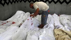 Dans la morgue d'un hôpital de Nasr city, dans l'est du Caire. Soixante-cinq personnes ont été tuées samedi à l'aube dans les violences au Caire, et neuf autres ont péri dans des affrontements à Alexandrie dans la nuit de vendredi à samedi, selon un bilan