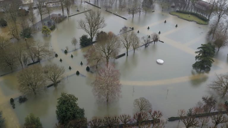 Vue aérienne sur un parc inondé à Saintes (Charente-Maritime) le 6 février 2021