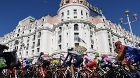 Le peloton passe devant l'hôtel Negresco, lors de la 7e étape de Paris-Nice, disputée entre Nice et Valdeblore La Colmiane, le 14 mars 2020 